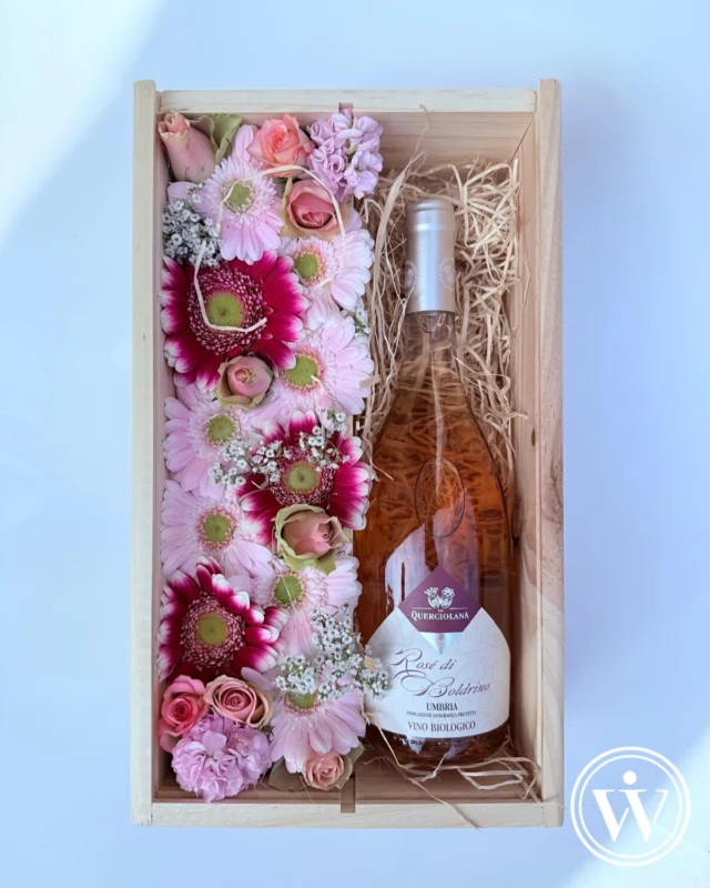 𝐌𝐎𝐄𝐃𝐄𝐑𝐃𝐀𝐆
De relatie met onze (bonus)moeders is iets heel bijzonders. Oók dit jaar dus weer Moederdag Cadeaus in onze shop! De perfecte manier om op een zeer speciale en persoonlijke wijze dankjewel te zeggen.

Het Moederdag Cadeau is daarom gevuld met een overheerlijke kwaliteitswijn én bloemen.

Uiteraard kun je zelf kiezen om je moeder een fles bubbels, rosé, witte- of rode wijn te cadeau te geven.

#ivarwines #moederdag #cadeau #winelovers #sommlife