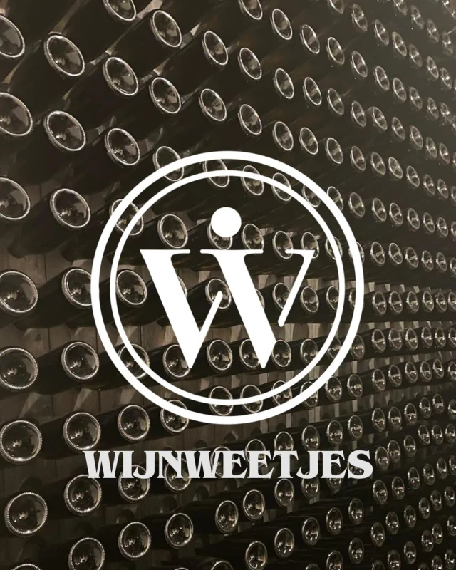 𝐖𝐈𝐒𝐓 𝐉𝐄 𝐃𝐀𝐓? Wist je dat de holte aan de onderkant van een wijnfles ook wel de ‘ziel’ van de fles wordt genoemd? Er zijn verschillende verhalen over de reden van deze holte. Zo wordt onder andere gezegd dat de ziel van de fles is ontstaan door Champagne. Vroeger waren champagneflessen vlak aan de onderkant, maar door de hoge druk (6 bar) die zich opbouwt in een fles Champagne spatte enorm veel flessen uit elkaar. Nog voor dat de Champagne klaar was voor consumptie. Tegenwoordig is bijna elke fles, ook de flessen van stille wijnen, voorzien van een ziel. De ziel zorgt voor stabiliteit en de wijn kan hierdoor gemakkelijker worden geschonken. #ivarwines #wijnweetjes #wijnziel #wijnfles #wijnlovers #sommlife
